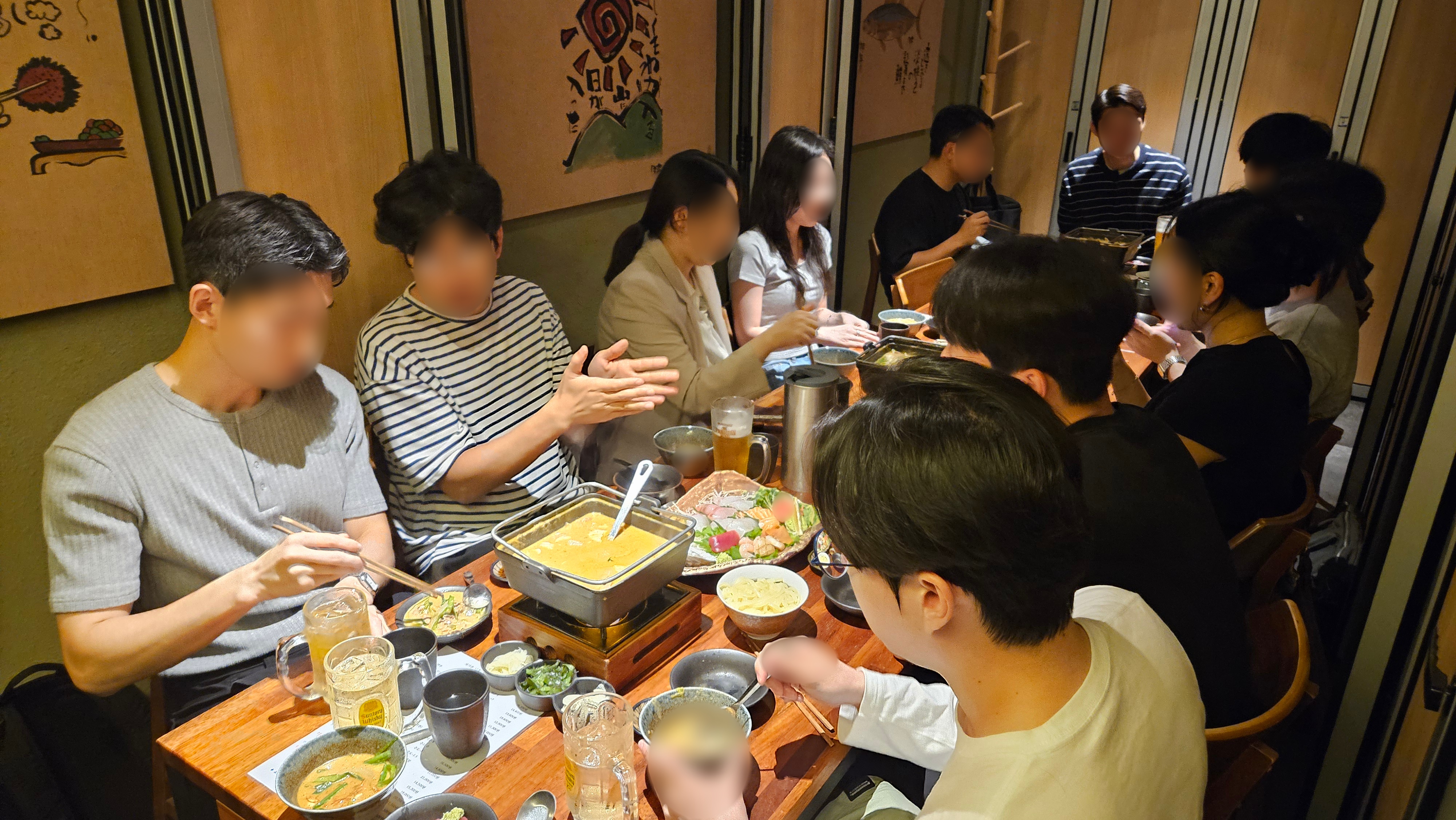 창업가들이 프라이빗룸 긴 테이블에 모여 식사하는 모습
